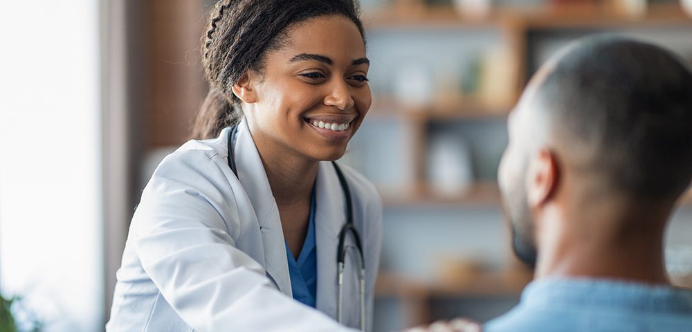 médica acolhendo paciente em consulta de saúde sexual