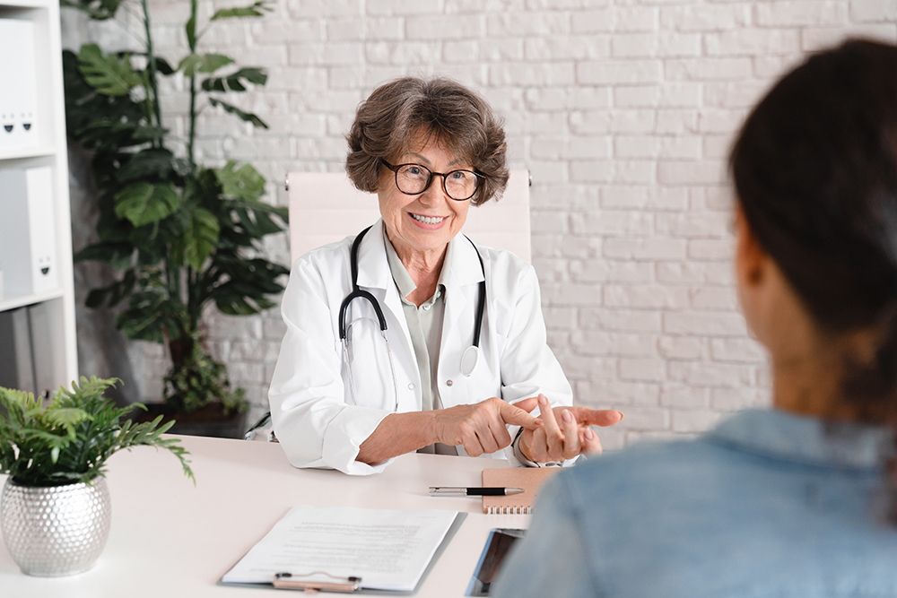 paciente conversando com profissional de saúde sobre sintomas emocionais e digestivos