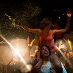 Foliões em um show ao ar livre