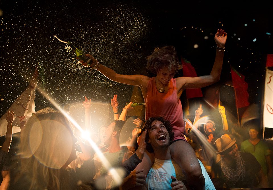 Foliões em um show ao ar livre