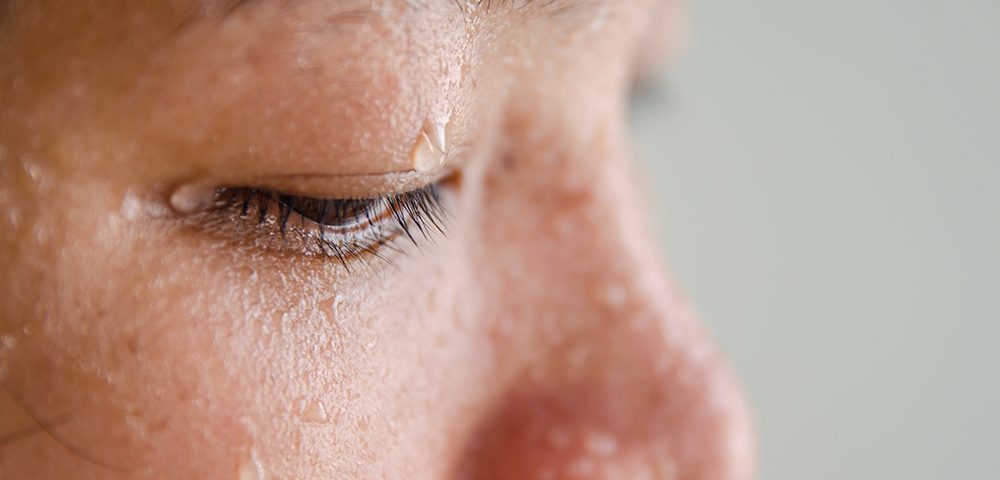 mulher sentindo calor intenso durante onda de calor em ambiente urbano
