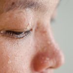 mulher sentindo calor intenso durante onda de calor em ambiente urbano