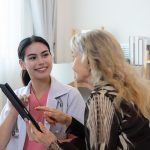 Cuidadora de uma mulher idosa faz exames semanais na residência da paciente.