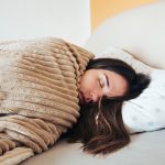 Mulher dormindo em sua cama.
