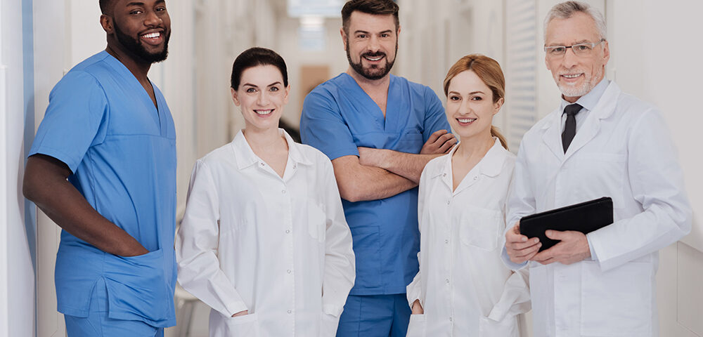 Grupo de médicos e funcionários trabalhando juntos em um hospital.