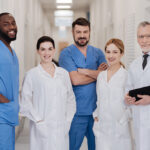 Grupo de médicos e funcionários trabalhando juntos em um hospital.