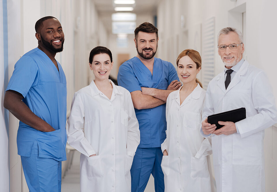 Grupo de médicos e funcionários trabalhando juntos em um hospital.