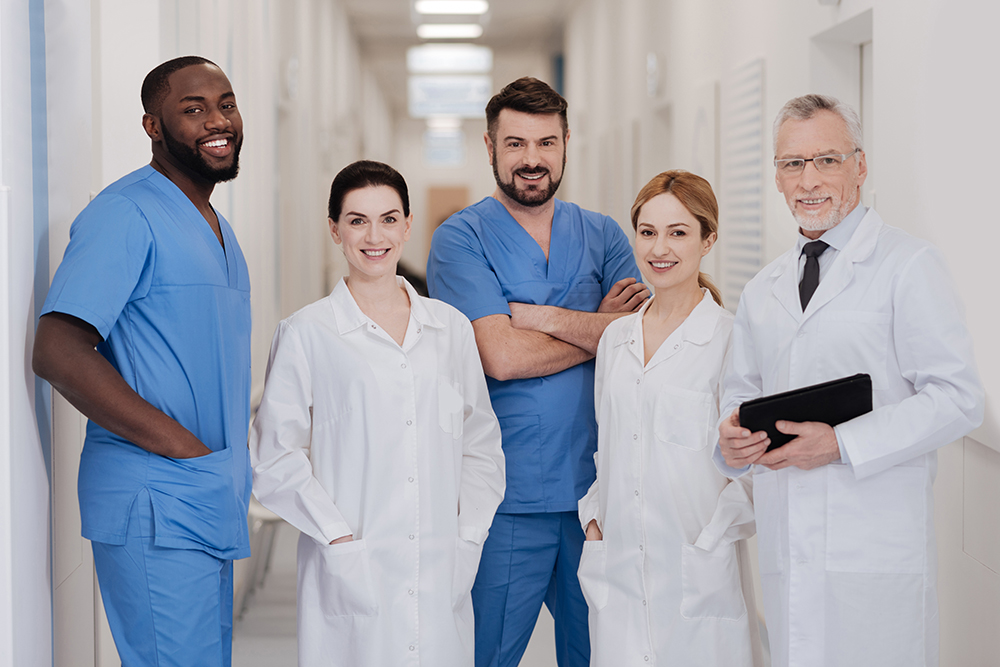Grupo de médicos e funcionários trabalhando juntos em um hospital.