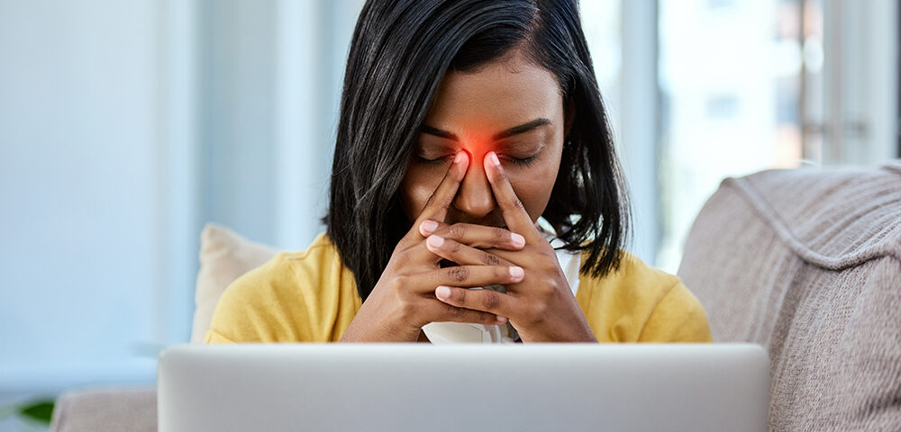 Mulher com bloqueio nasal no sofá na sala de estar.