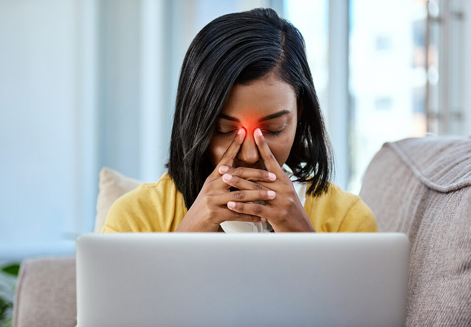 Mulher com bloqueio nasal no sofá na sala de estar.