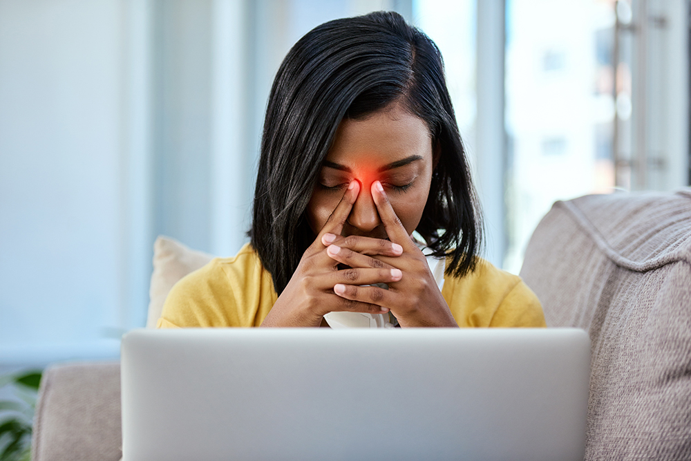 Mulher com bloqueio nasal no sofá na sala de estar.